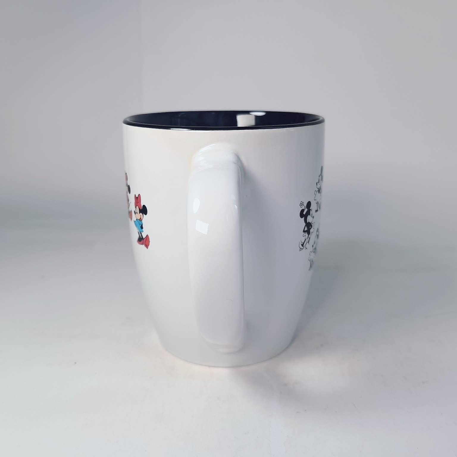 Silver Buffalo - Disney Minnie Mouse 25oz Jumbo Curved Ceramic Mug