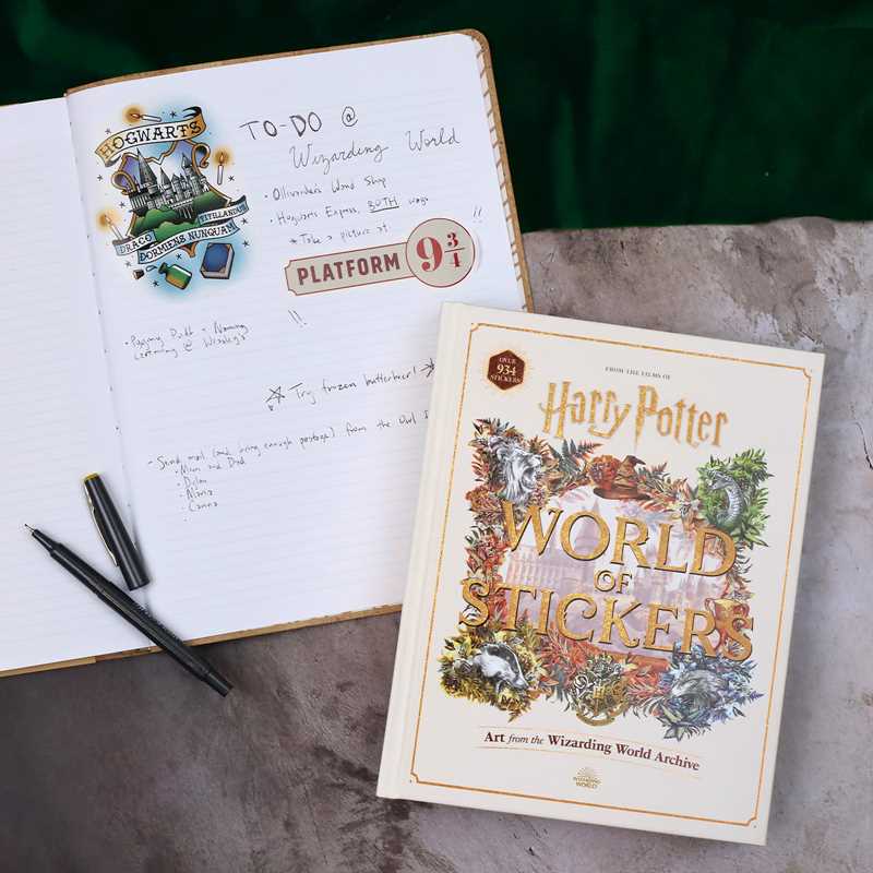 Simon & Schuster - Harry Potter World of Stickers by Editors of Thunder Bay Press