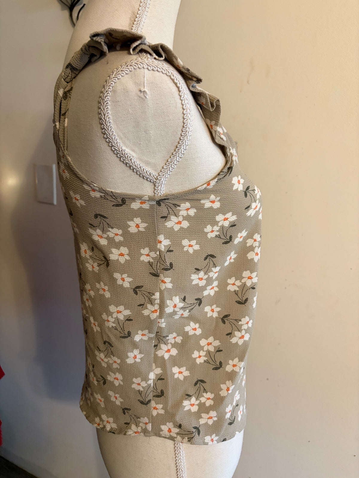 Women's Small Floral Ruffle Shoulder Top - Very Good
