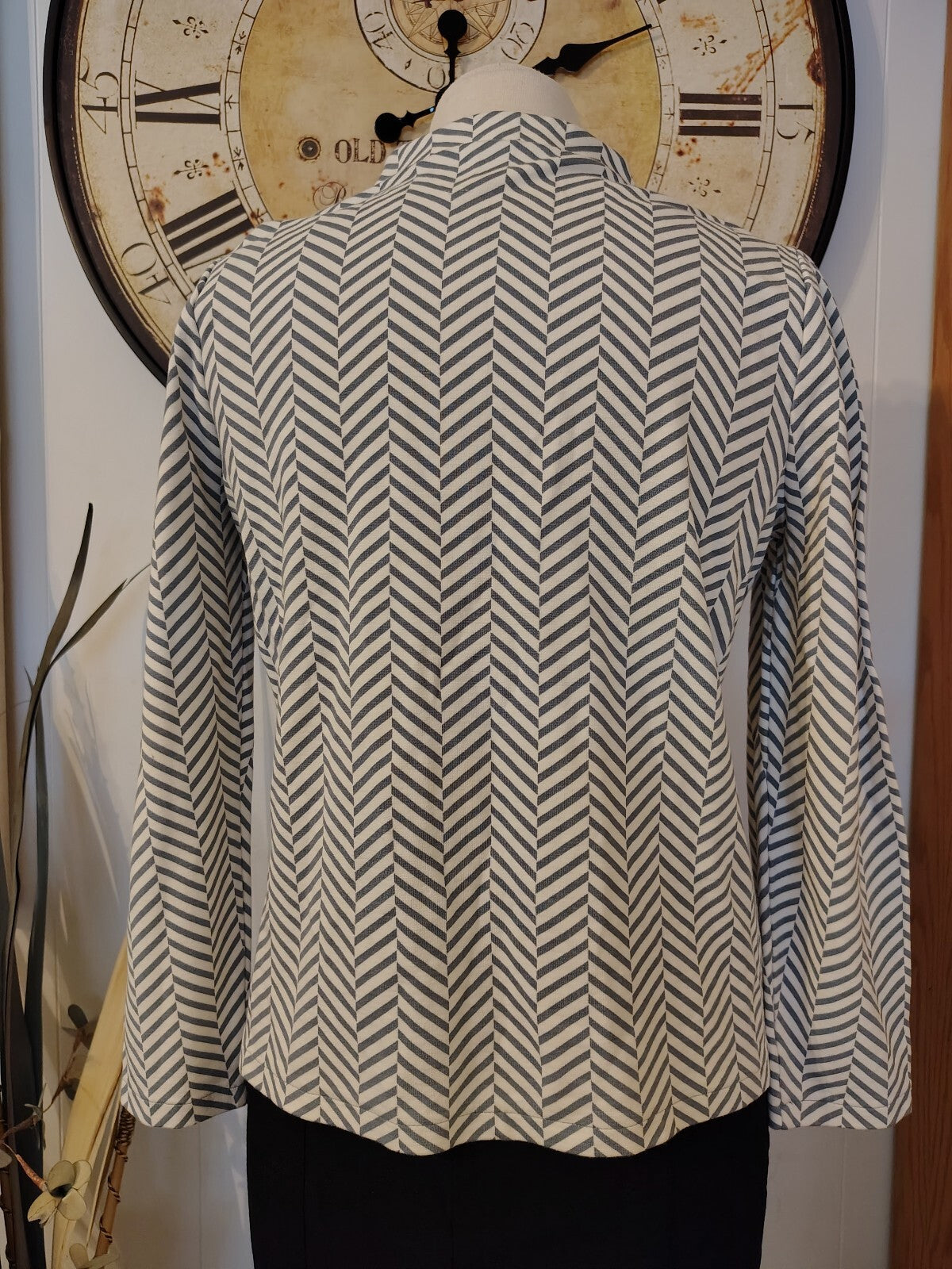 Ann Taylor Medium Chevron Pattern Button Shoulder Long-Sleee