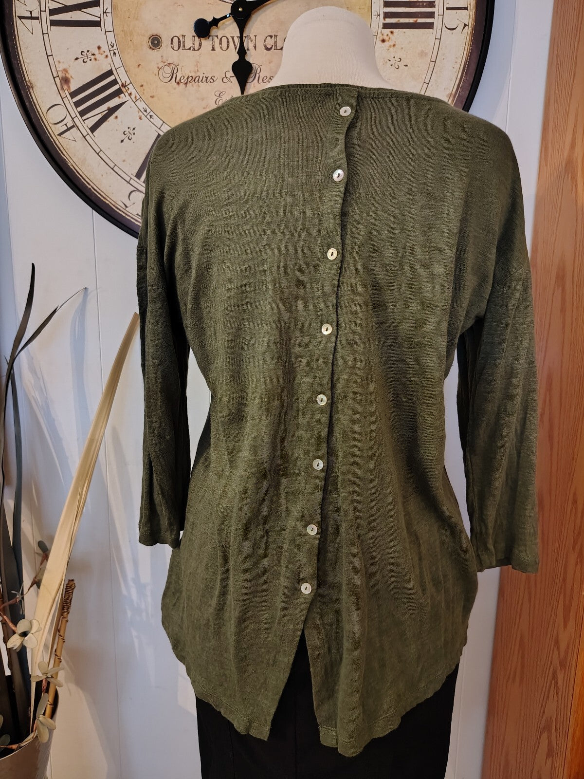 Tahari Olive Green 100% Linen Button-Back Long Sleeve Top, L