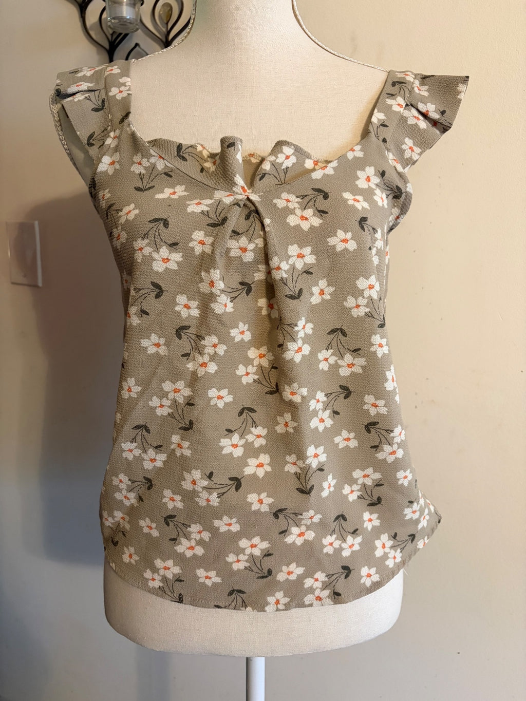 Women's Small Floral Ruffle Shoulder Top - Very Good