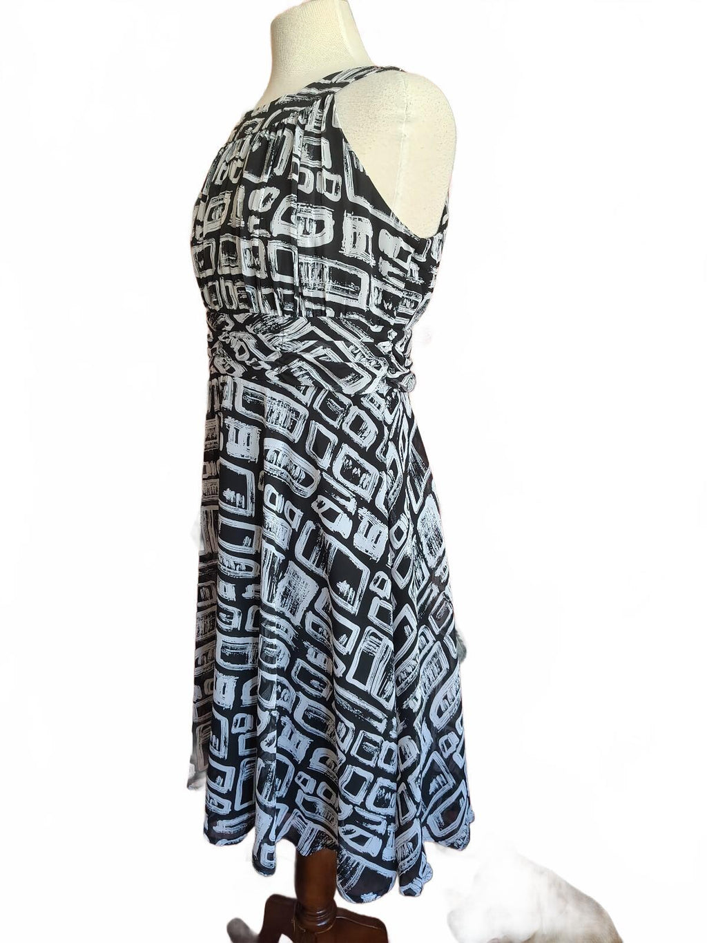 Black and White Geometric Print Sleeveless Midi Dress 10