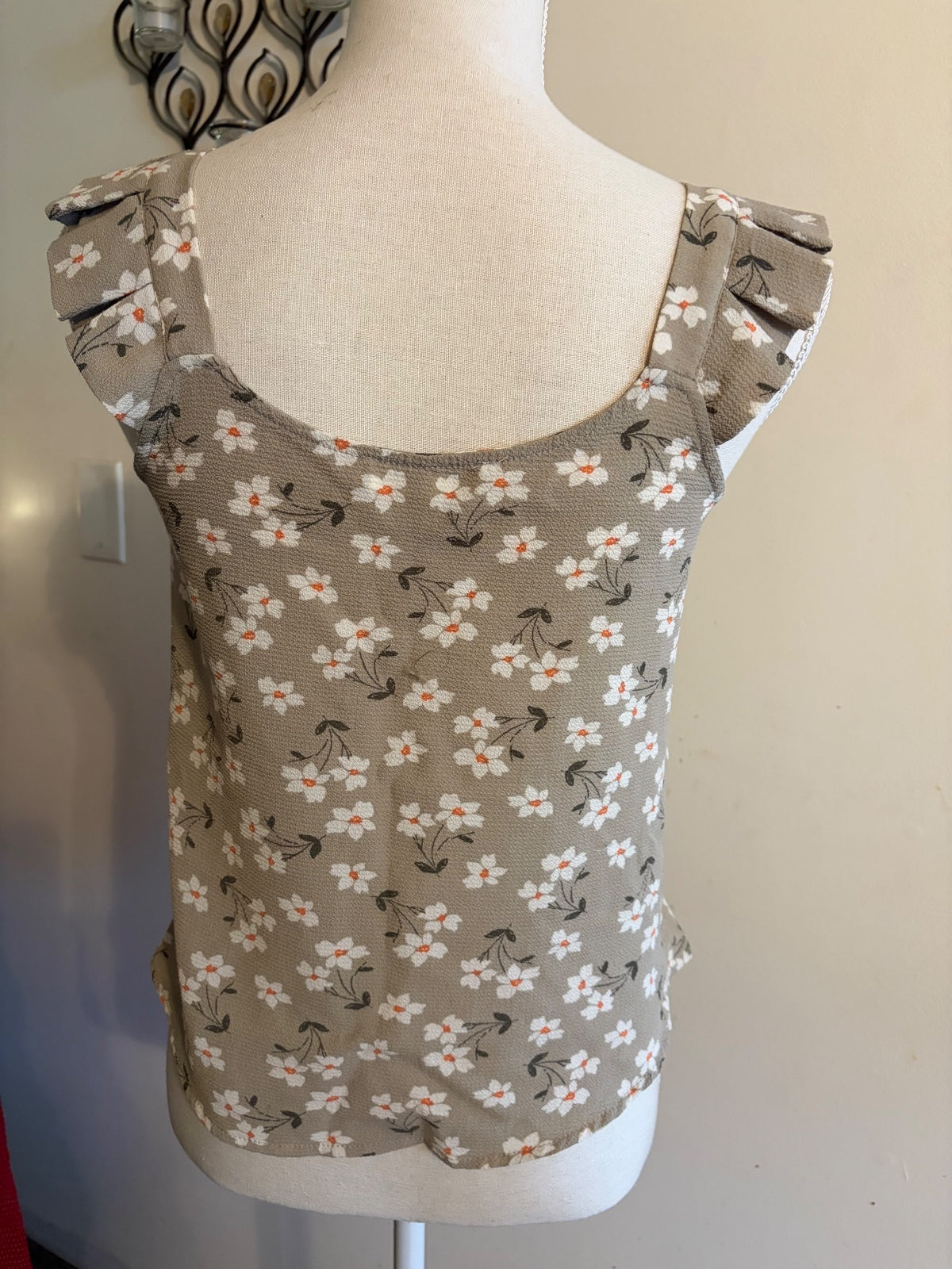 Women's Small Floral Ruffle Shoulder Top - Very Good