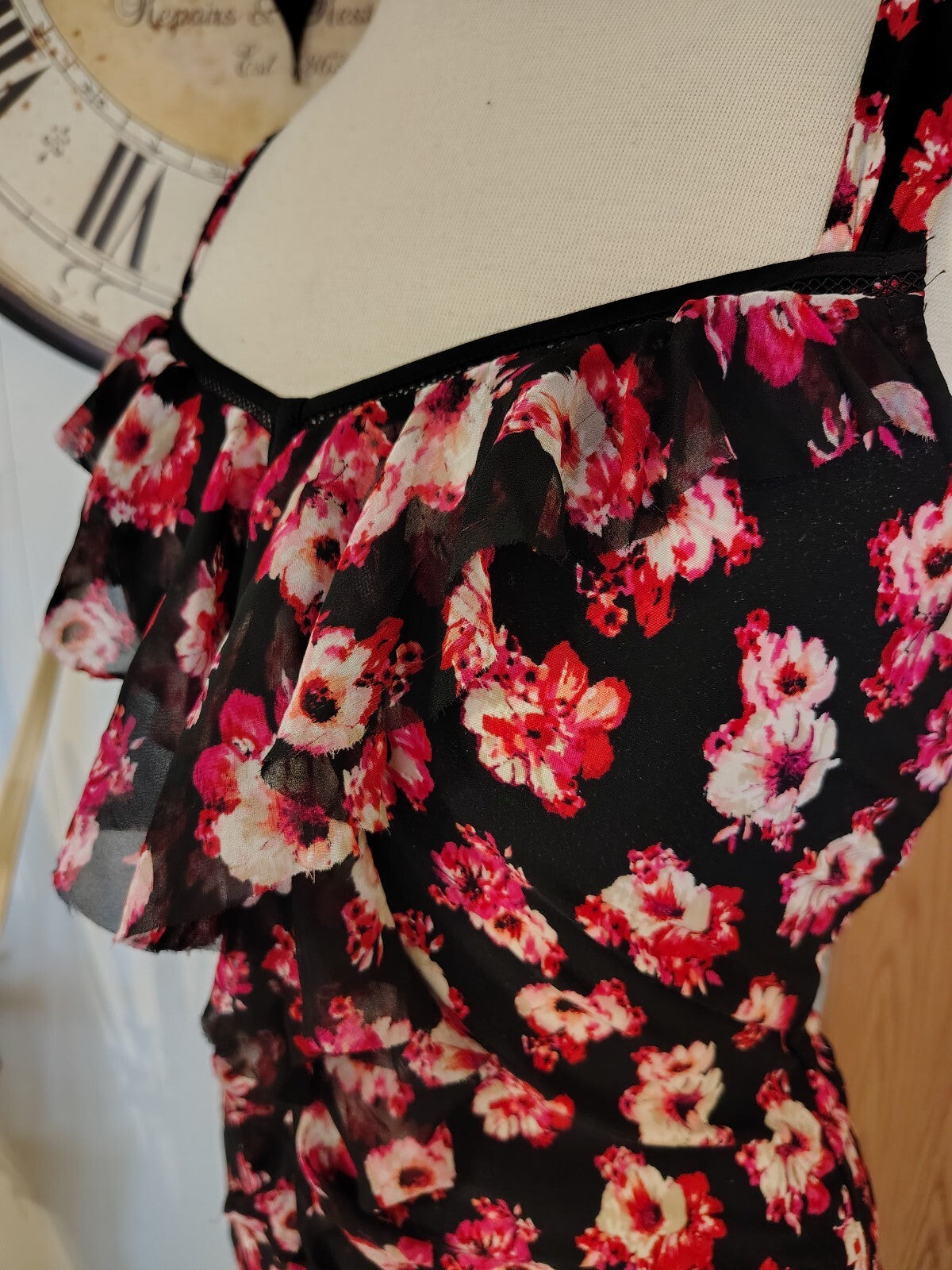 White House Black Market Floral Ruffle Pink Black Y2K Medium