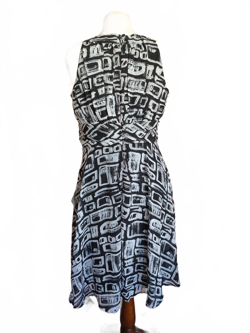 Black and White Geometric Print Sleeveless Midi Dress 10