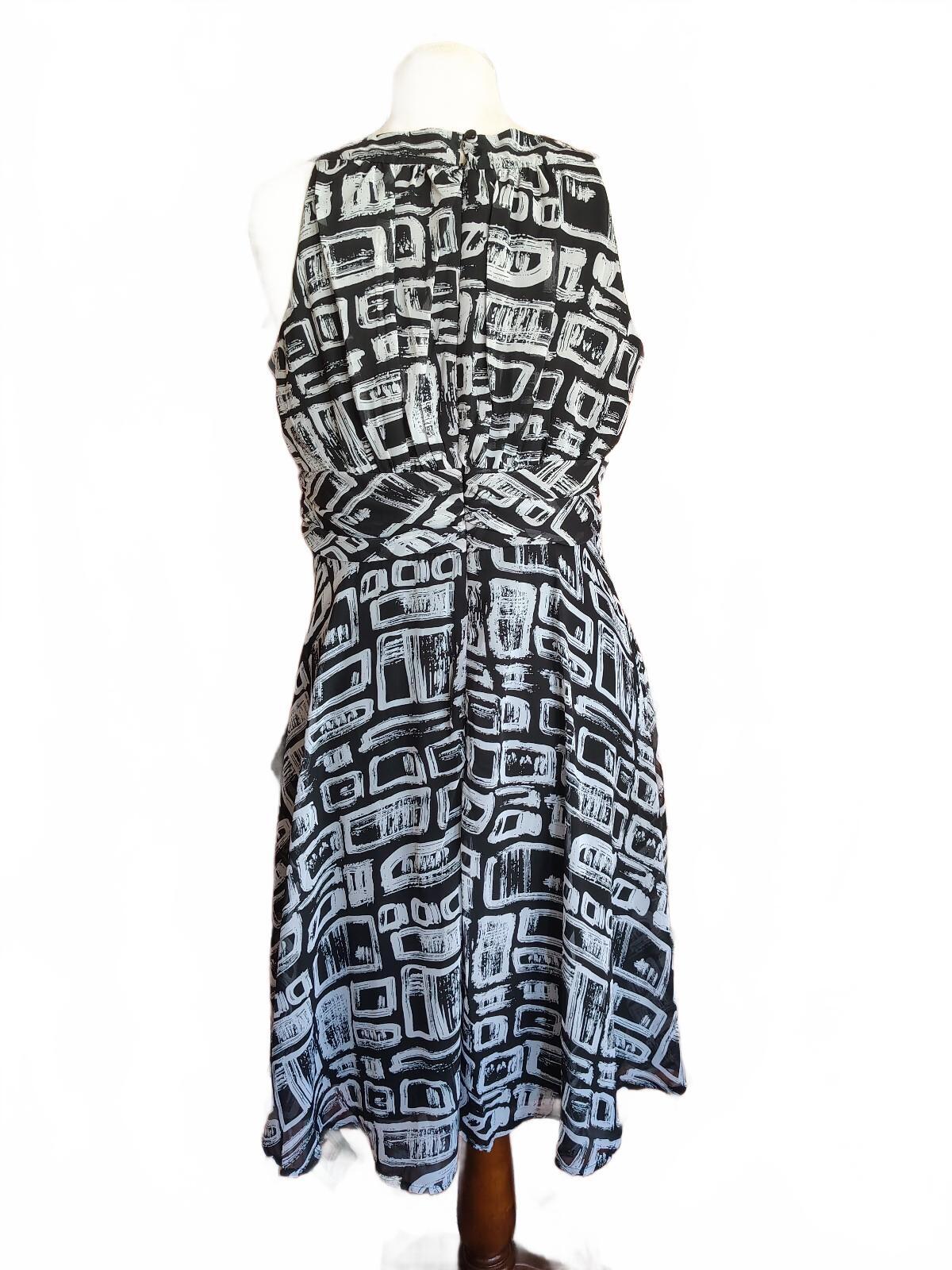 Black and White Geometric Print Sleeveless Midi Dress 10