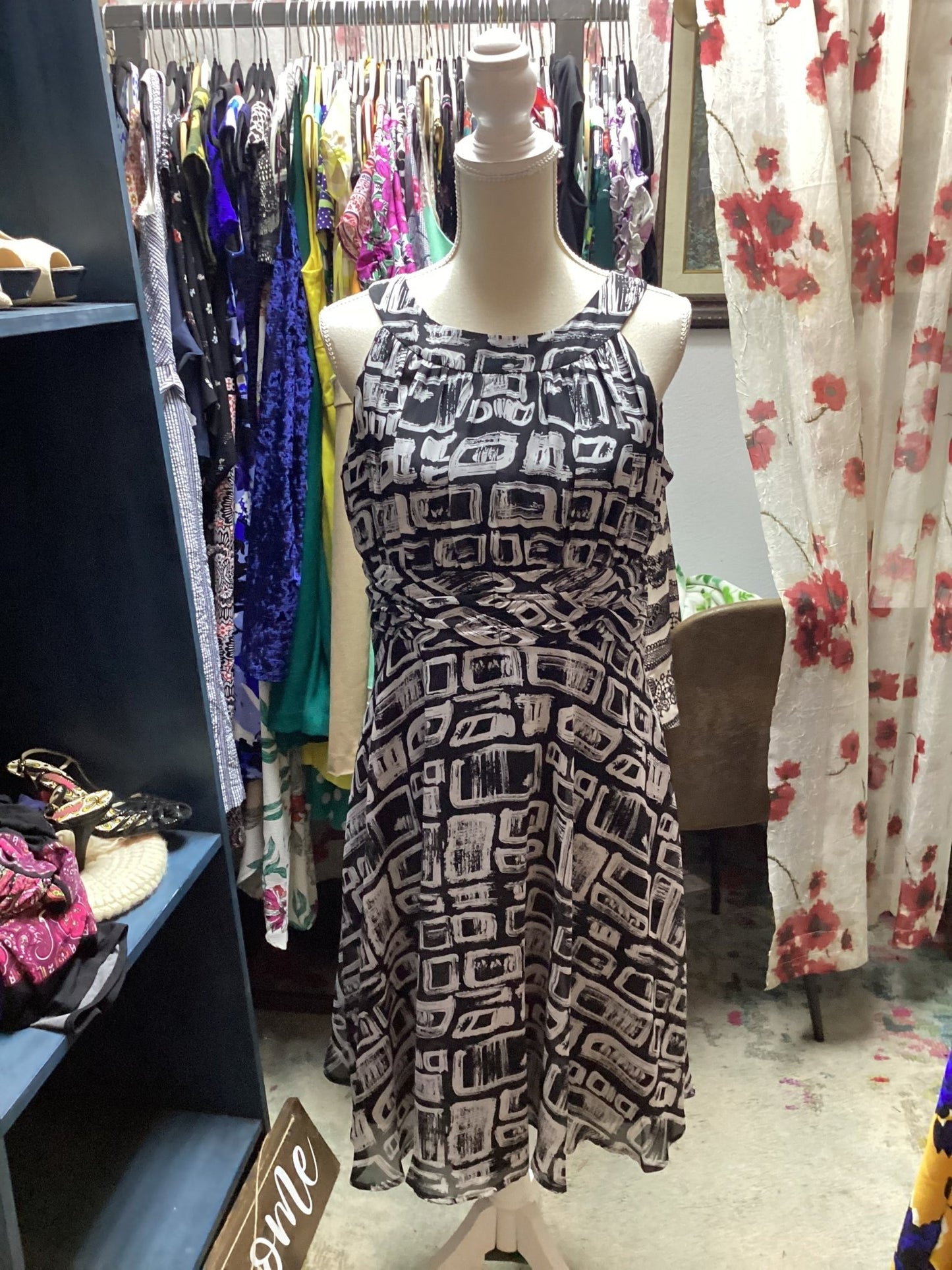 Voir Voir :Black and White Dress Size 10 - #shop_name Jess's Unique Boutique