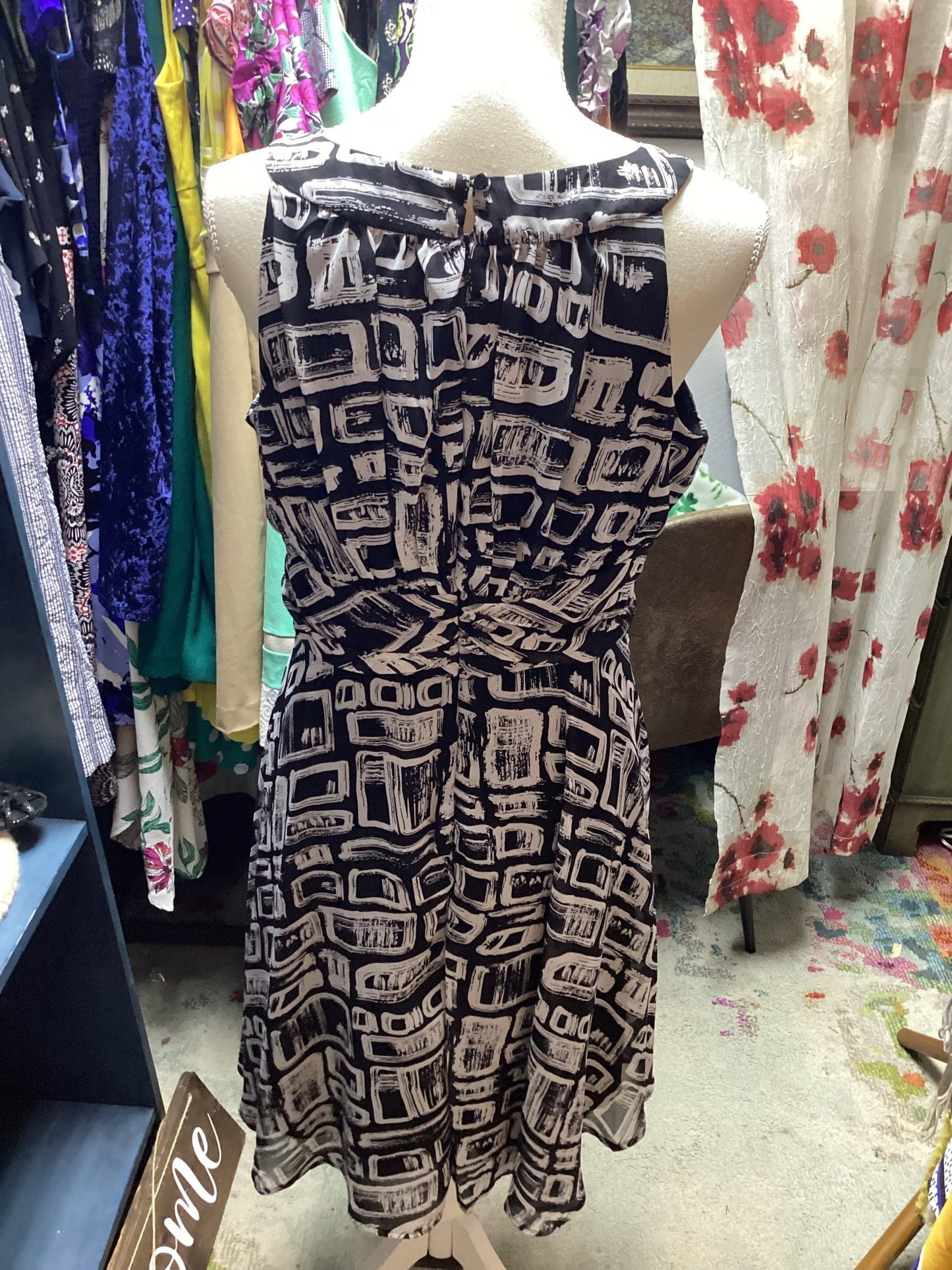 Voir Voir :Black and White Dress Size 10 - #shop_name Jess's Unique Boutique